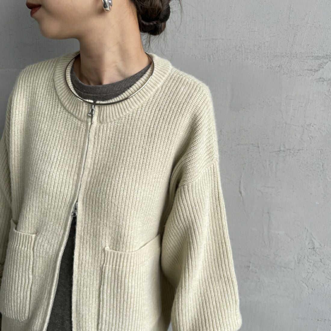 Maison de L'allure [メゾン ドゥ ラリュール] ダブルジップニットブルゾン [M25131041] 22 BEIGE &&モデル身長：150cm 着用サイズ：F&&