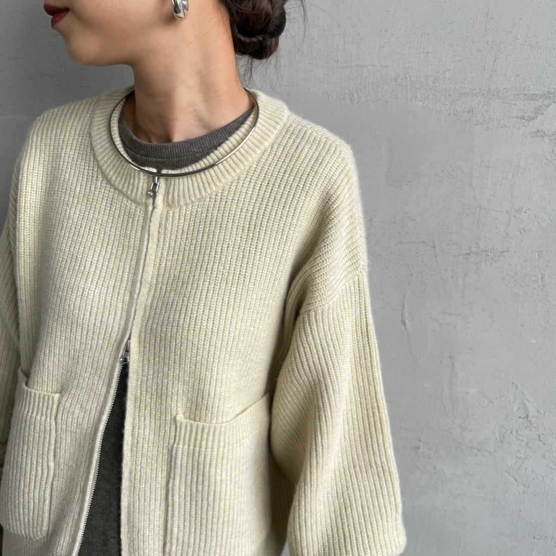 Maison de L'allure [メゾン ドゥ ラリュール] ダブルジップニットブルゾン [M25131041] 22 BEIGE &&モデル身長：150cm 着用サイズ：F&&