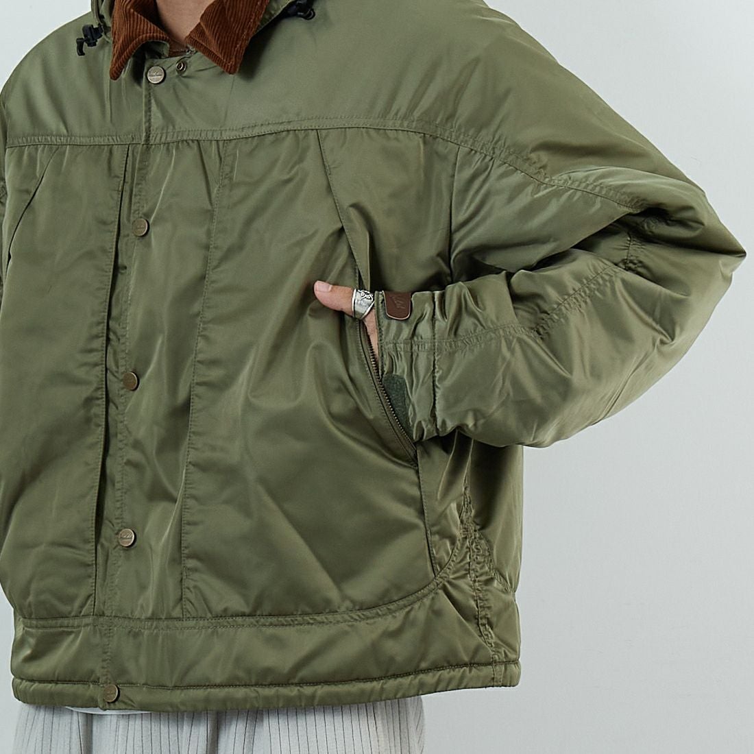 WOOLRICH [ウールリッチ] ハイカウントサテン フィッシングジャケット タイプ2 [WJOU2018] OLIVE &&モデル身長：179cm 着用サイズ：M&&
