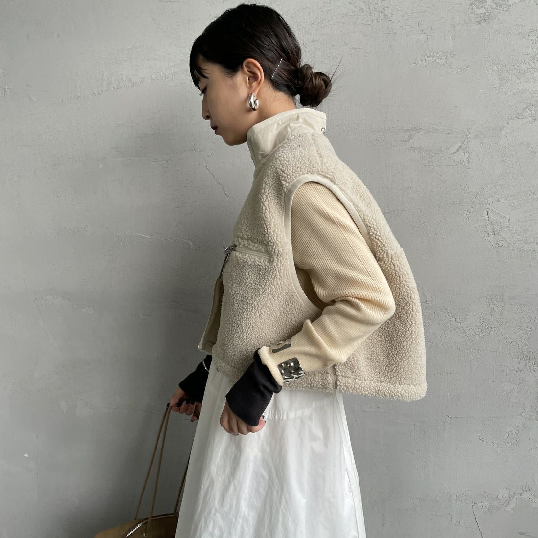 Gymphlex [ジムフレックス] コージーライトボア ショートベスト [GY-A0568BOL] OYSTER WHT &&モデル身長：150cm 着用サイズ：14&&