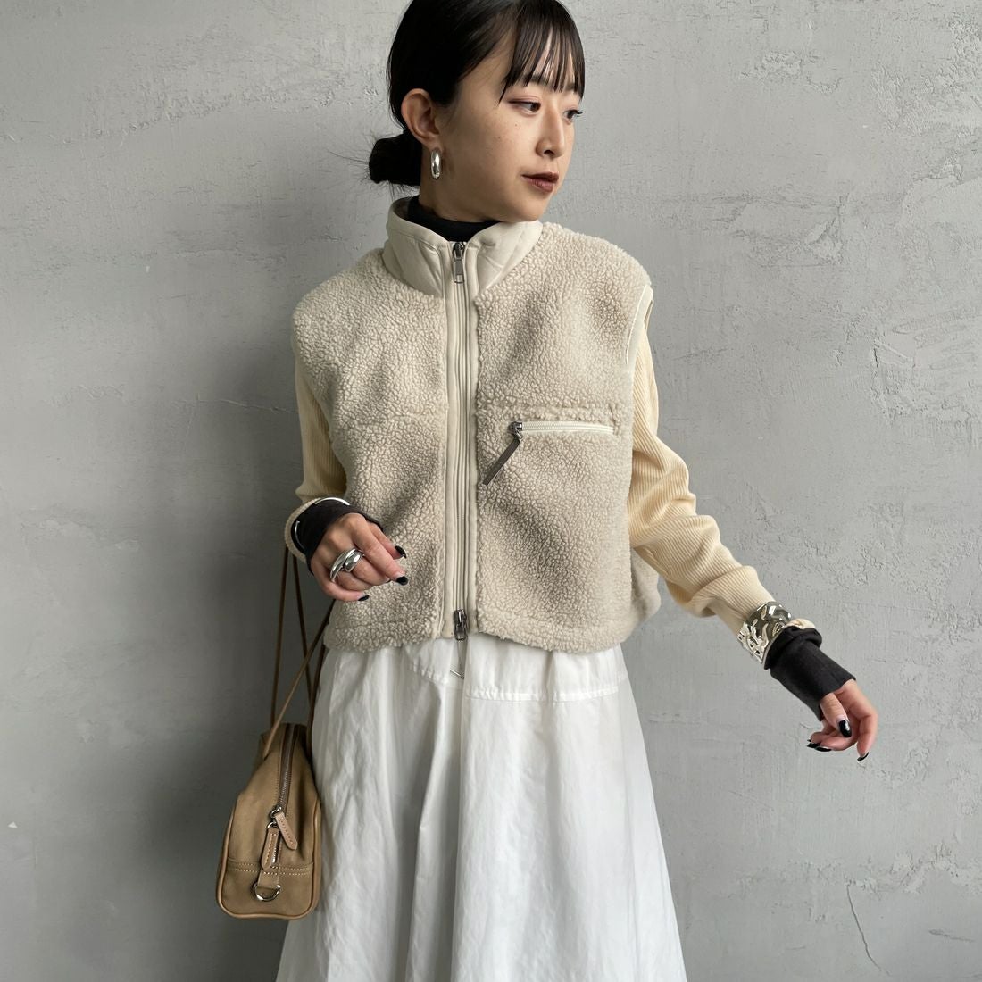 Gymphlex [ジムフレックス] コージーライトボア ショートベスト [GY-A0568BOL] OYSTER WHT &&モデル身長：150cm 着用サイズ：14&&