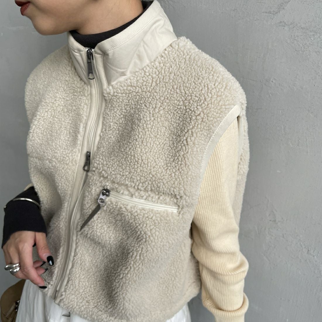 Gymphlex [ジムフレックス] コージーライトボア ショートベスト [GY-A0568BOL] OYSTER WHT &&モデル身長：150cm 着用サイズ：14&&