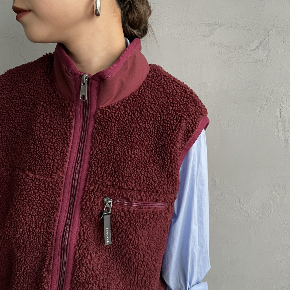 Gymphlex [ジムフレックス] コージーライトボア ショートベスト [GY-A0568BOL] DK.RED &&モデル身長：150cm 着用サイズ：14&&