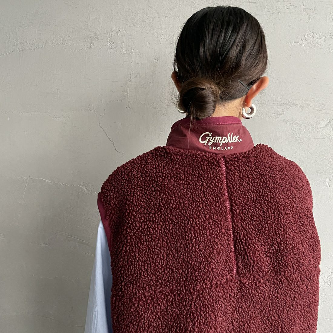 Gymphlex [ジムフレックス] コージーライトボア ショートベスト [GY-A0568BOL] DK.RED &&モデル身長：150cm 着用サイズ：14&&