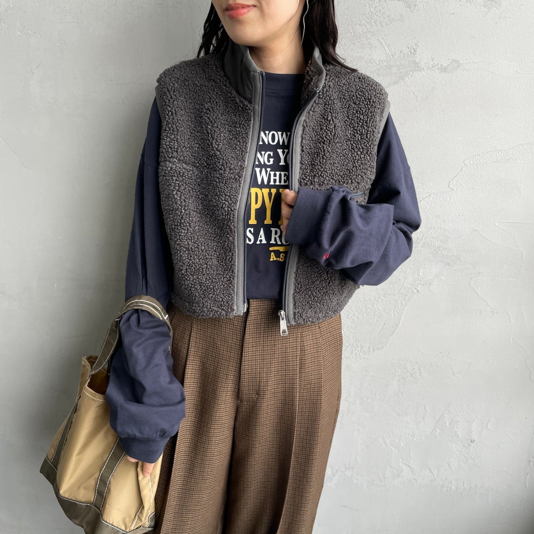 Gymphlex [ジムフレックス] コージーライトボア ショートベスト [GY-A0568BOL] COAL GREY &&モデル身長：160cm 着用サイズ：14&&