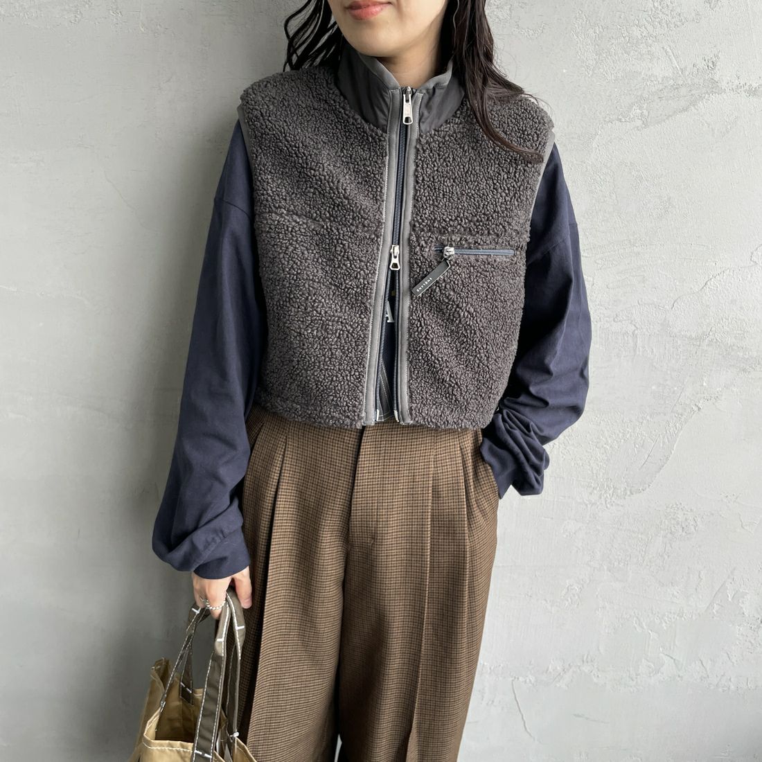 Gymphlex [ジムフレックス] コージーライトボア ショートベスト [GY-A0568BOL] COAL GREY &&モデル身長：160cm 着用サイズ：14&&