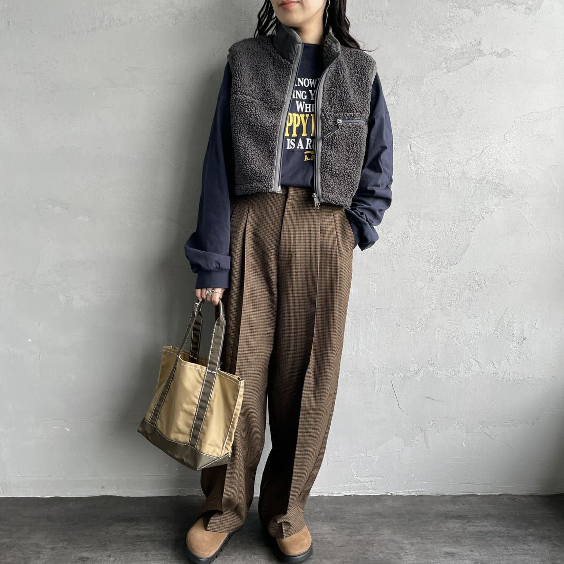 Gymphlex [ジムフレックス] コージーライトボア ショートベスト [GY-A0568BOL] COAL GREY &&モデル身長：160cm 着用サイズ：14&&