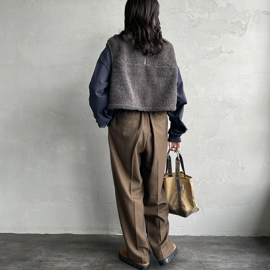 Gymphlex [ジムフレックス] コージーライトボア ショートベスト [GY-A0568BOL] COAL GREY &&モデル身長：160cm 着用サイズ：14&&