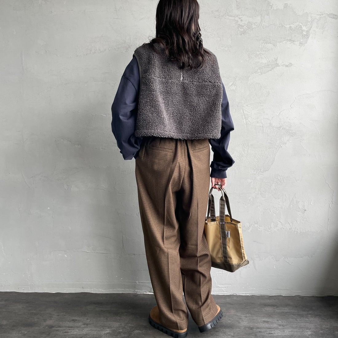 Gymphlex [ジムフレックス] コージーライトボア ショートベスト [GY-A0568BOL] COAL GREY &&モデル身長：160cm 着用サイズ：14&&