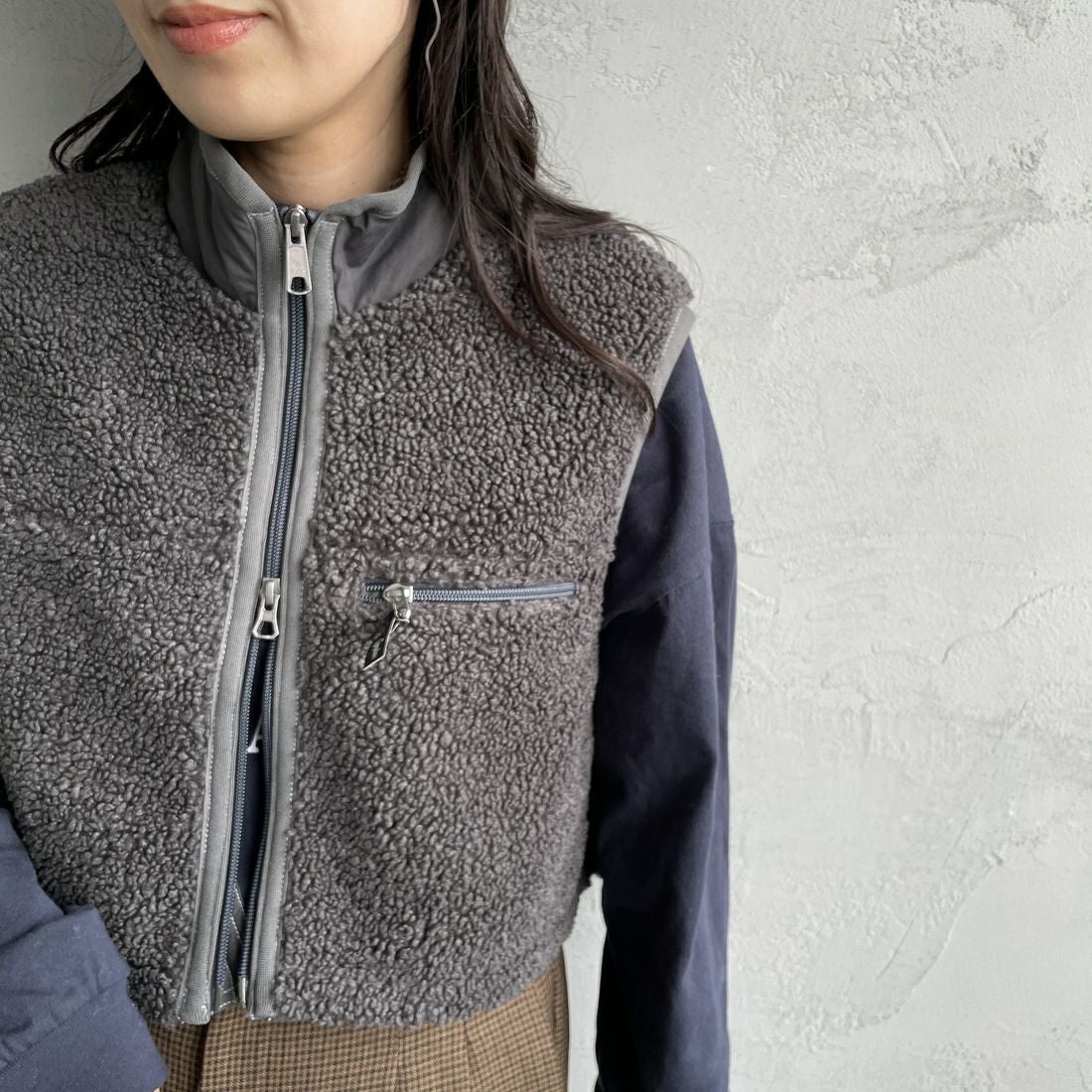 Gymphlex [ジムフレックス] コージーライトボア ショートベスト [GY-A0568BOL] COAL GREY &&モデル身長：160cm 着用サイズ：14&&