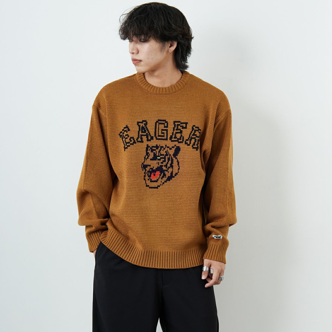 THE FOX [ザフォックス] 別注 アニマル柄クルーネックジャガードニット [JFL25AW-09-JF] CAMEL &&モデル身長：179cm 着用サイズ：M&&