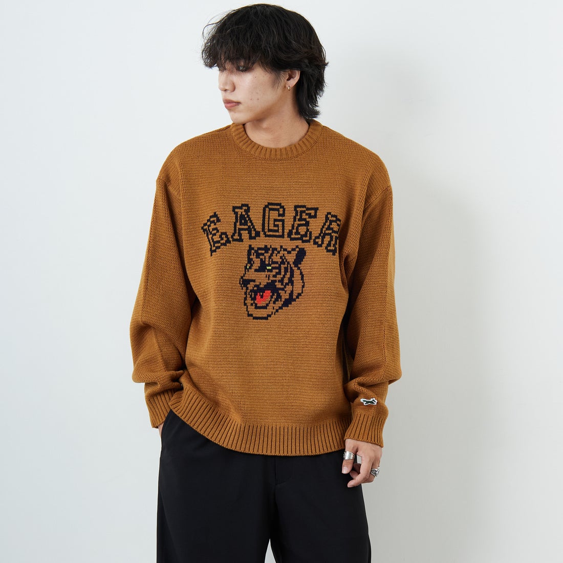 THE FOX [ザフォックス] 別注 アニマル柄クルーネックジャガードニット [JFL25AW-09-JF] CAMEL &&モデル身長：179cm 着用サイズ：M&&