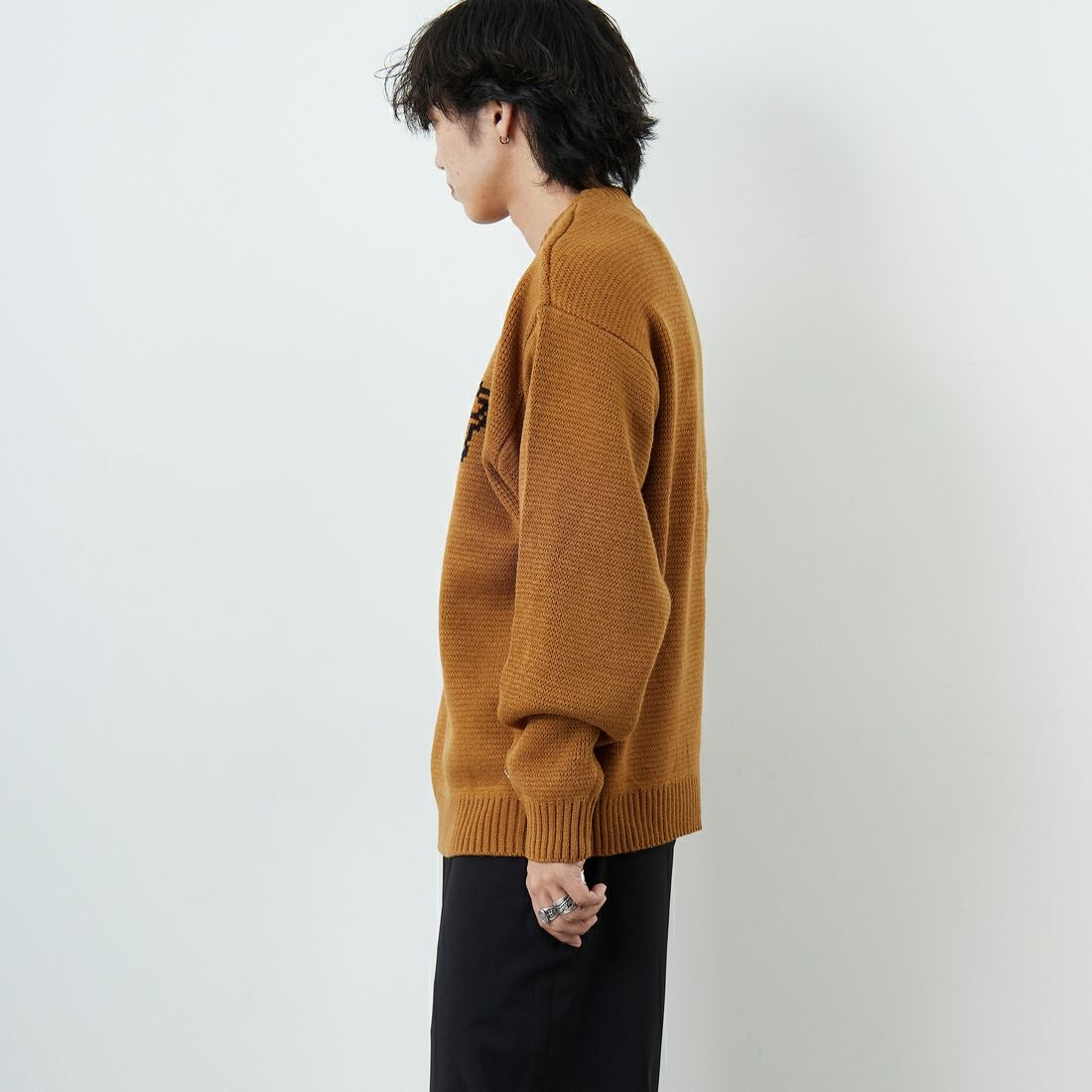 THE FOX [ザフォックス] 別注 アニマル柄クルーネックジャガードニット [JFL25AW-09-JF] CAMEL &&モデル身長：179cm 着用サイズ：M&&