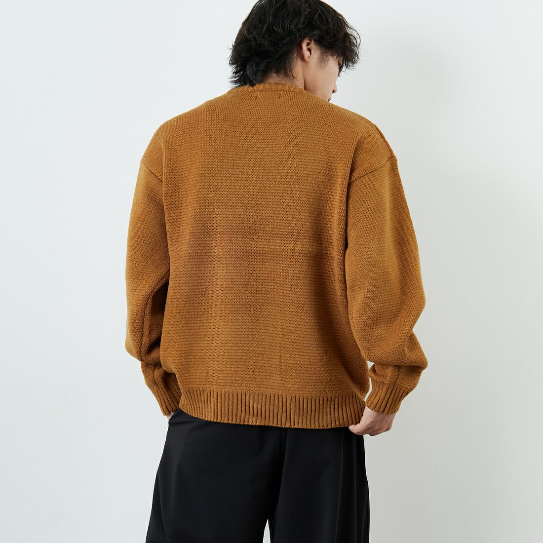 THE FOX [ザフォックス] 別注 アニマル柄クルーネックジャガードニット [JFL25AW-09-JF] CAMEL &&モデル身長：179cm 着用サイズ：M&&