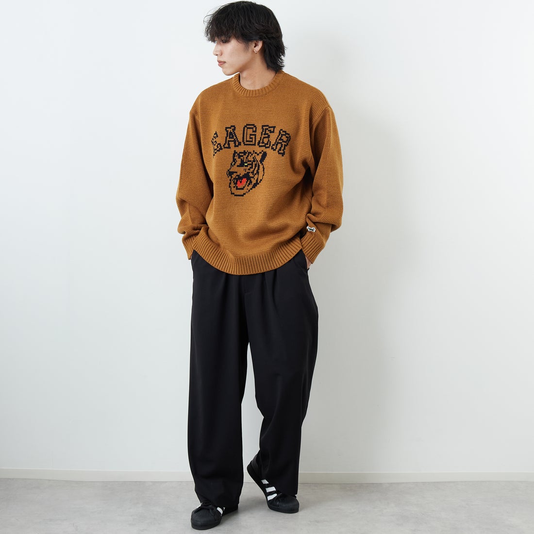THE FOX [ザフォックス] 別注 アニマル柄クルーネックジャガードニット [JFL25AW-09-JF] CAMEL &&モデル身長：179cm 着用サイズ：M&&