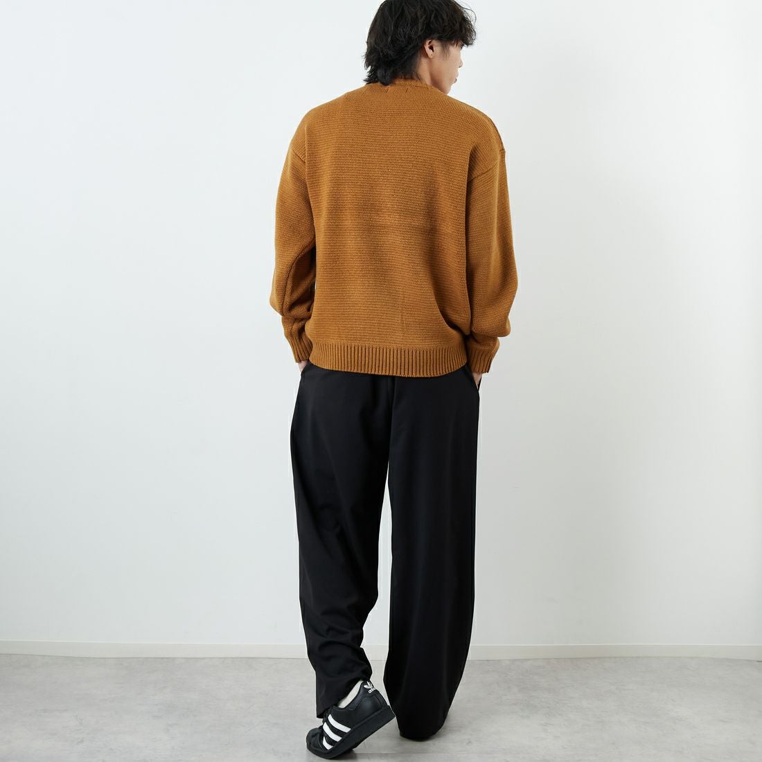 THE FOX [ザフォックス] 別注 アニマル柄クルーネックジャガードニット [JFL25AW-09-JF] CAMEL &&モデル身長：179cm 着用サイズ：M&&