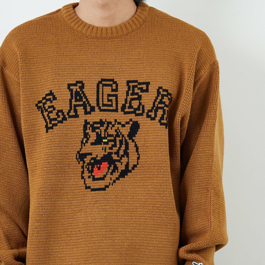 THE FOX [ザフォックス] 別注 アニマル柄クルーネックジャガードニット [JFL25AW-09-JF] CAMEL &&モデル身長：179cm 着用サイズ：M&&