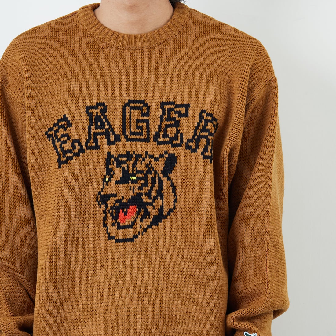 THE FOX [ザフォックス] 別注 アニマル柄クルーネックジャガードニット [JFL25AW-09-JF] CAMEL &&モデル身長：179cm 着用サイズ：M&&
