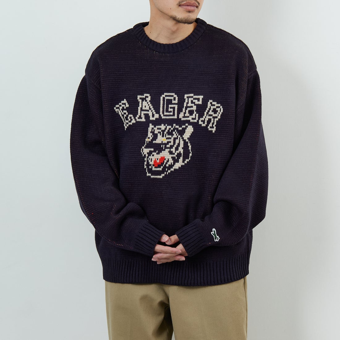 THE FOX [ザフォックス] 別注 アニマル柄クルーネックジャガードニット [JFL25AW-09-JF] NAVY &&モデル身長：168cm 着用サイズ：L&&