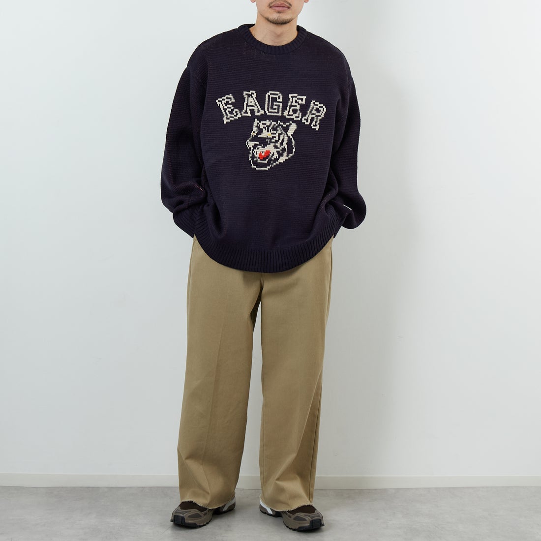 THE FOX [ザフォックス] 別注 アニマル柄クルーネックジャガードニット [JFL25AW-09-JF] NAVY &&モデル身長：168cm 着用サイズ：L&&