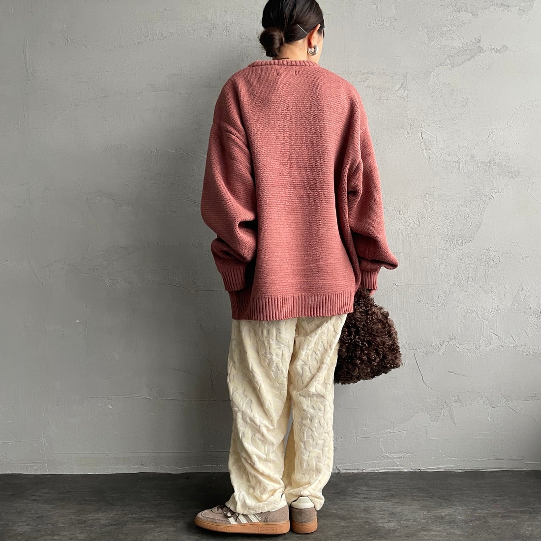 THE FOX [ザフォックス] 別注 アニマル柄クルーネックジャガードニット [JFL25AW-09-JF] PINK &&モデル身長：150cm 着用サイズ：S&&