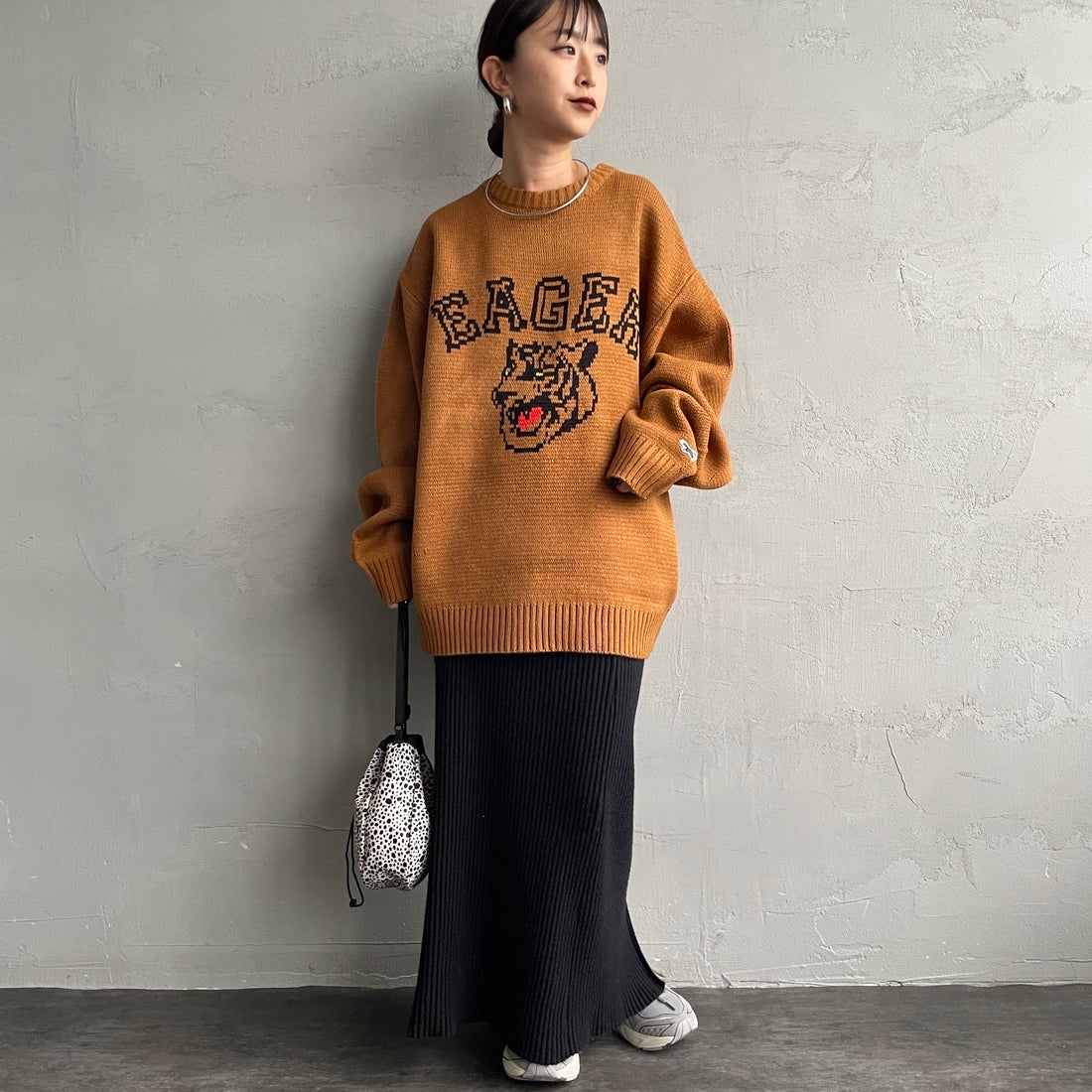 THE FOX [ザフォックス] 別注 アニマル柄クルーネックジャガードニット [JFL25AW-09-JF] CAMEL &&モデル身長：150cm 着用サイズ：S&&