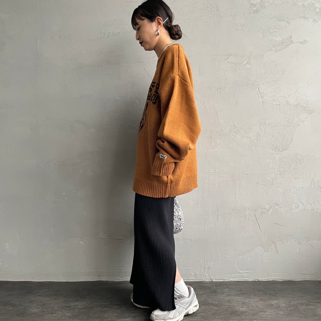 THE FOX [ザフォックス] 別注 アニマル柄クルーネックジャガードニット [JFL25AW-09-JF] CAMEL &&モデル身長：150cm 着用サイズ：S&&