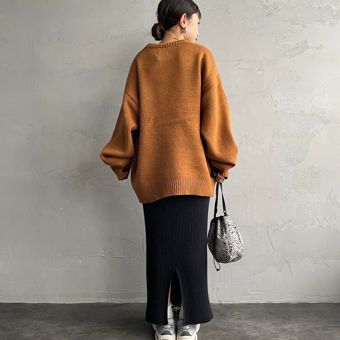 THE FOX [ザフォックス] 別注 アニマル柄クルーネックジャガードニット [JFL25AW-09-JF] CAMEL &&モデル身長：150cm 着用サイズ：S&&