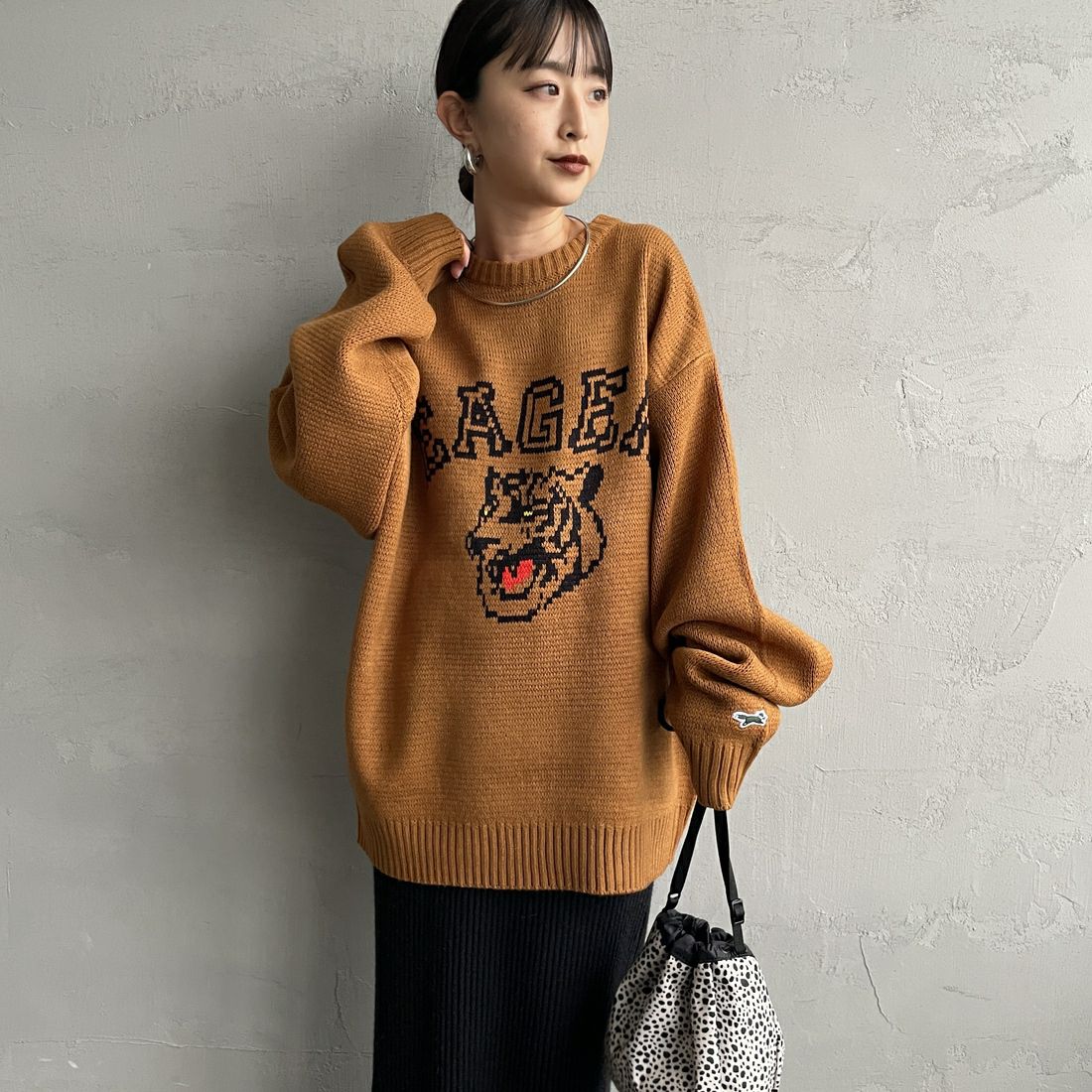 THE FOX [ザフォックス] 別注 アニマル柄クルーネックジャガードニット [JFL25AW-09-JF] CAMEL &&モデル身長：150cm 着用サイズ：S&&