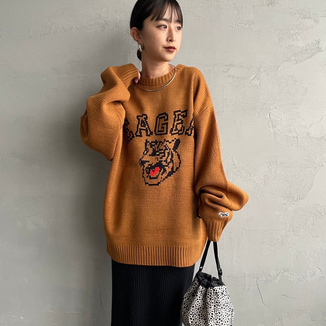 THE FOX [ザフォックス] 別注 アニマル柄クルーネックジャガードニット [JFL25AW-09-JF] CAMEL &&モデル身長：150cm 着用サイズ：S&&