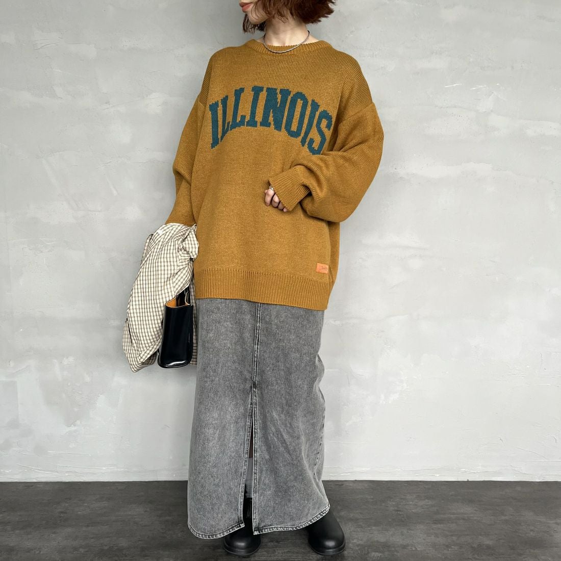 UNIVERSAL OVERALL [ユニバーサルオーバーオール] 別注 カレッジロゴニットセーター [U2533301IN-JF] BEIGE &&モデル身長：158cm 着用サイズ：S&&