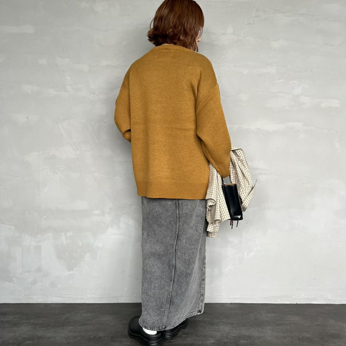 UNIVERSAL OVERALL [ユニバーサルオーバーオール] 別注 カレッジロゴニットセーター [U2533301IN-JF] BEIGE &&モデル身長：158cm 着用サイズ：S&&