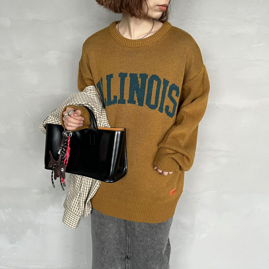 UNIVERSAL OVERALL [ユニバーサルオーバーオール] 別注 カレッジロゴニットセーター [U2533301IN-JF] BEIGE &&モデル身長：158cm 着用サイズ：S&&