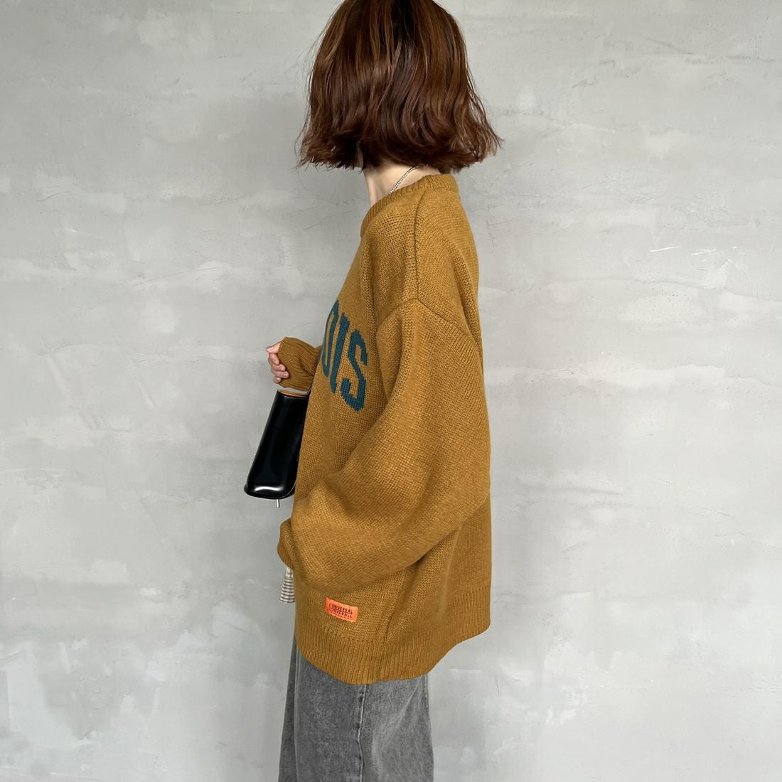 UNIVERSAL OVERALL [ユニバーサルオーバーオール] 別注 カレッジロゴニットセーター [U2533301IN-JF] BEIGE &&モデル身長：158cm 着用サイズ：S&&