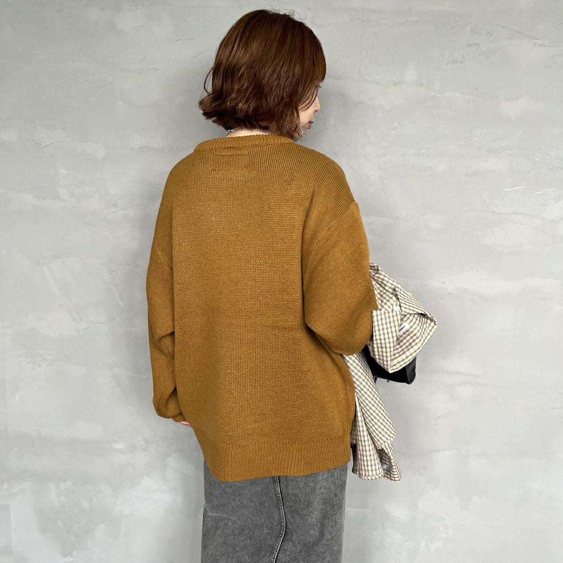 UNIVERSAL OVERALL [ユニバーサルオーバーオール] 別注 カレッジロゴニットセーター [U2533301IN-JF] BEIGE &&モデル身長：158cm 着用サイズ：S&&