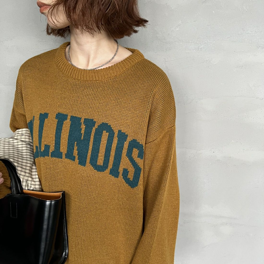 UNIVERSAL OVERALL [ユニバーサルオーバーオール] 別注 カレッジロゴニットセーター [U2533301IN-JF] BEIGE &&モデル身長：158cm 着用サイズ：S&&