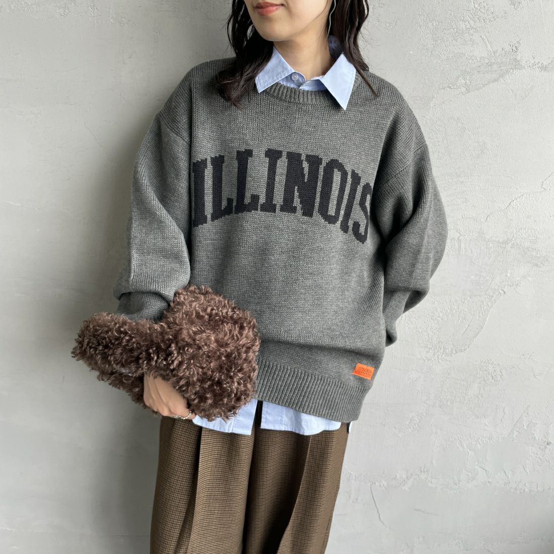 UNIVERSAL OVERALL [ユニバーサルオーバーオール] 別注 カレッジロゴニットセーター [U2533301IN-JF] CHARCOAL &&モデル身長：160cm 着用サイズ：S&&