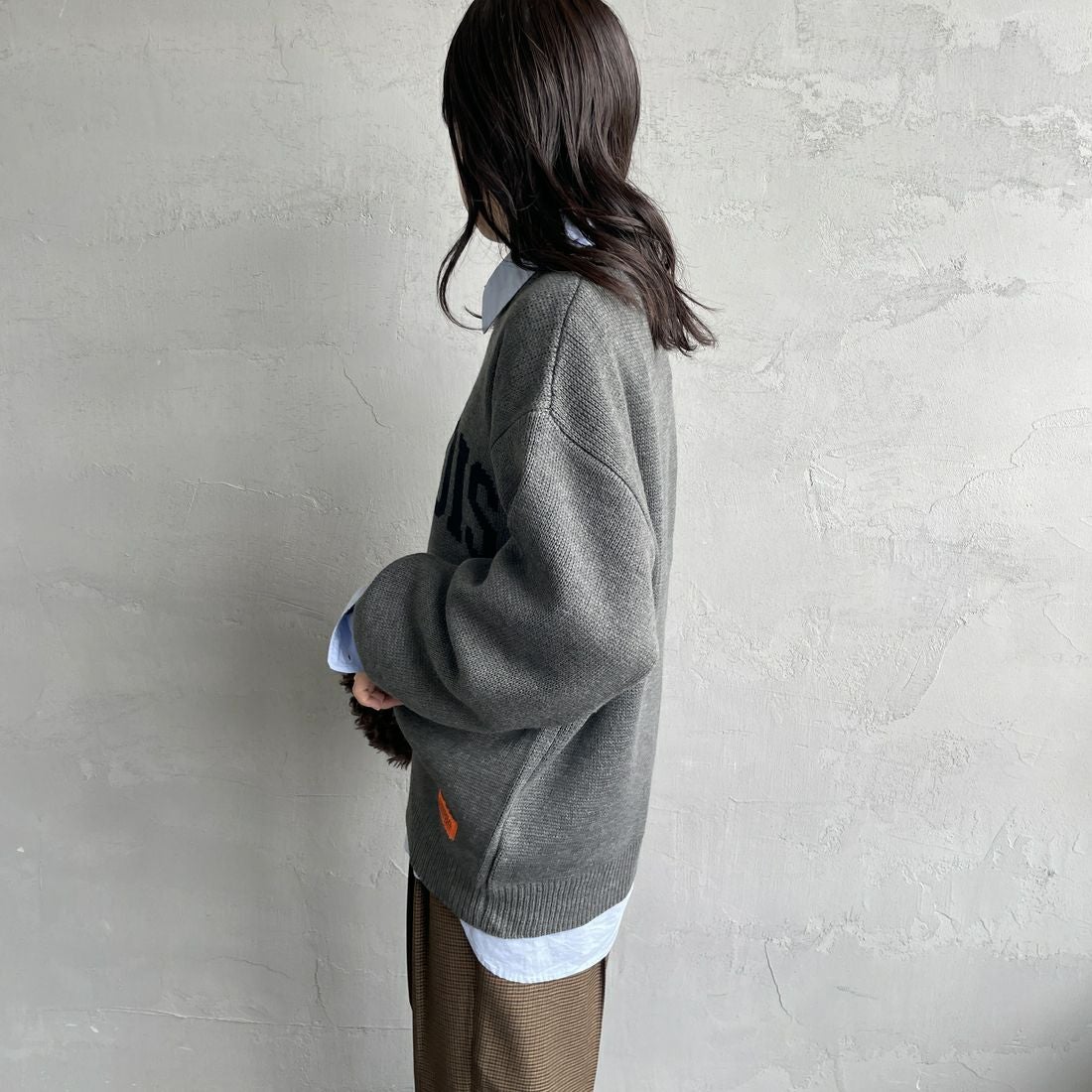 UNIVERSAL OVERALL [ユニバーサルオーバーオール] 別注 カレッジロゴニットセーター [U2533301IN-JF] CHARCOAL &&モデル身長：160cm 着用サイズ：S&&
