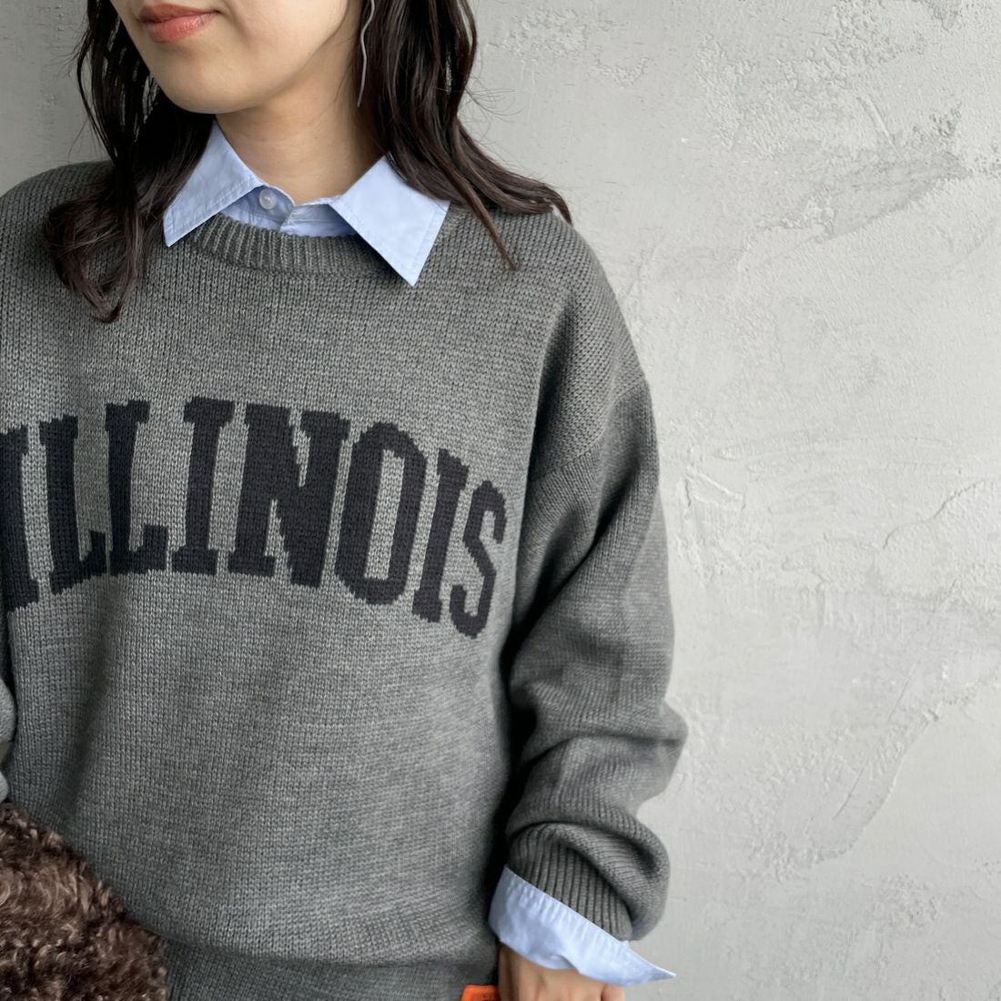 UNIVERSAL OVERALL [ユニバーサルオーバーオール] 別注 カレッジロゴニットセーター [U2533301IN-JF] CHARCOAL &&モデル身長：160cm 着用サイズ：S&&