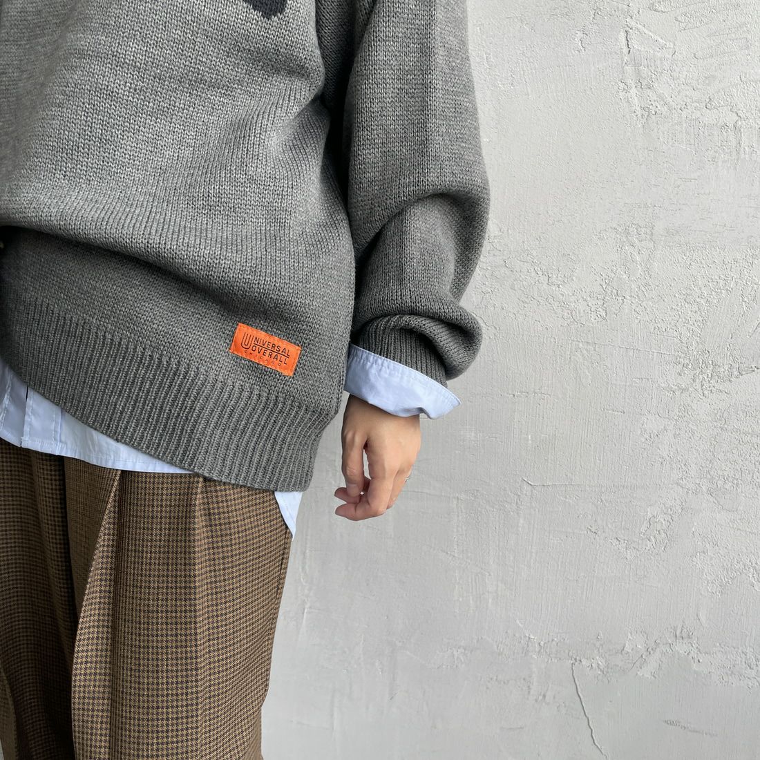 UNIVERSAL OVERALL [ユニバーサルオーバーオール] 別注 カレッジロゴニットセーター [U2533301IN-JF] CHARCOAL &&モデル身長：160cm 着用サイズ：S&&