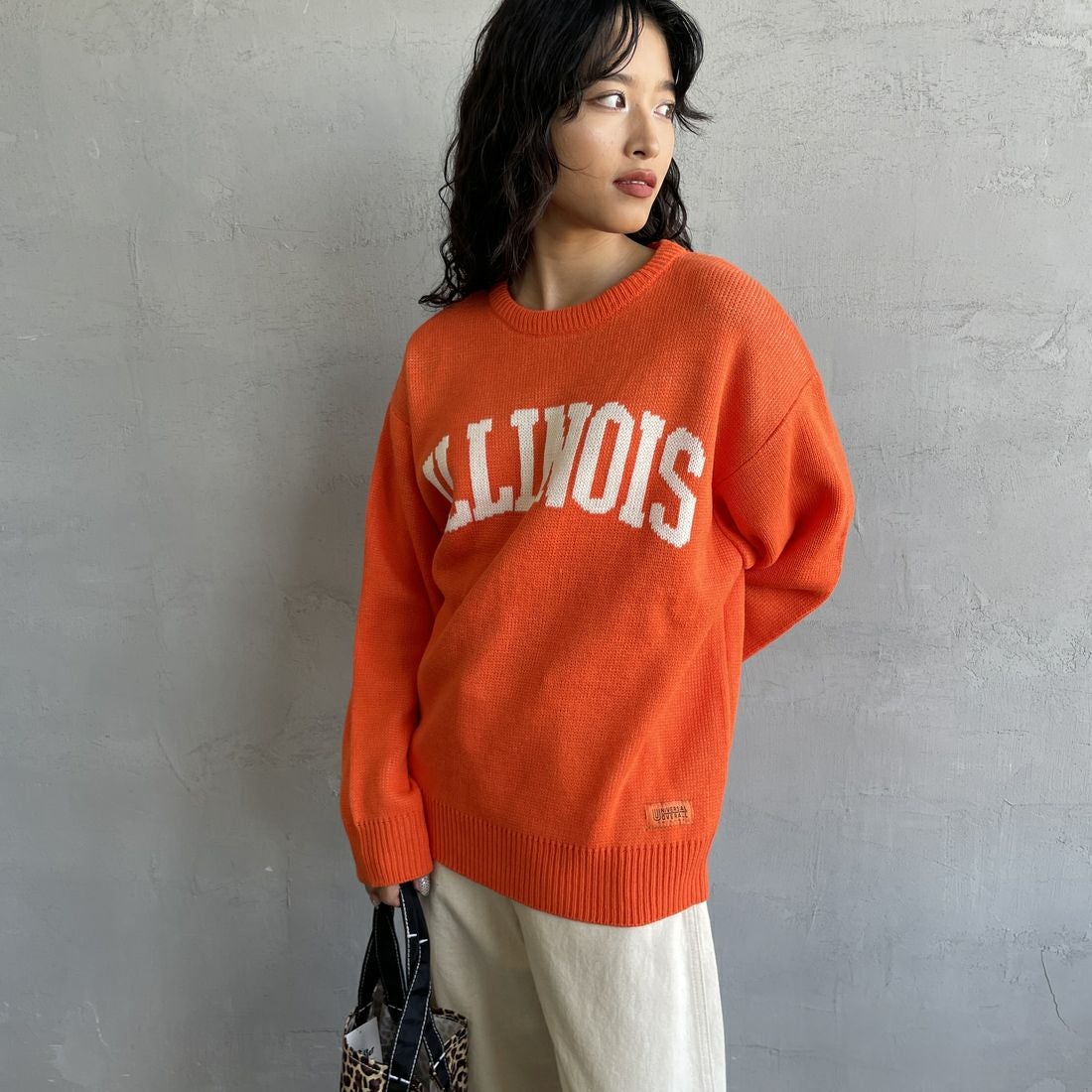 UNIVERSAL OVERALL [ユニバーサルオーバーオール] 別注 カレッジロゴニットセーター [U2533301IN-JF] ORANGE &&モデル身長：162cm 着用サイズ：S&&
