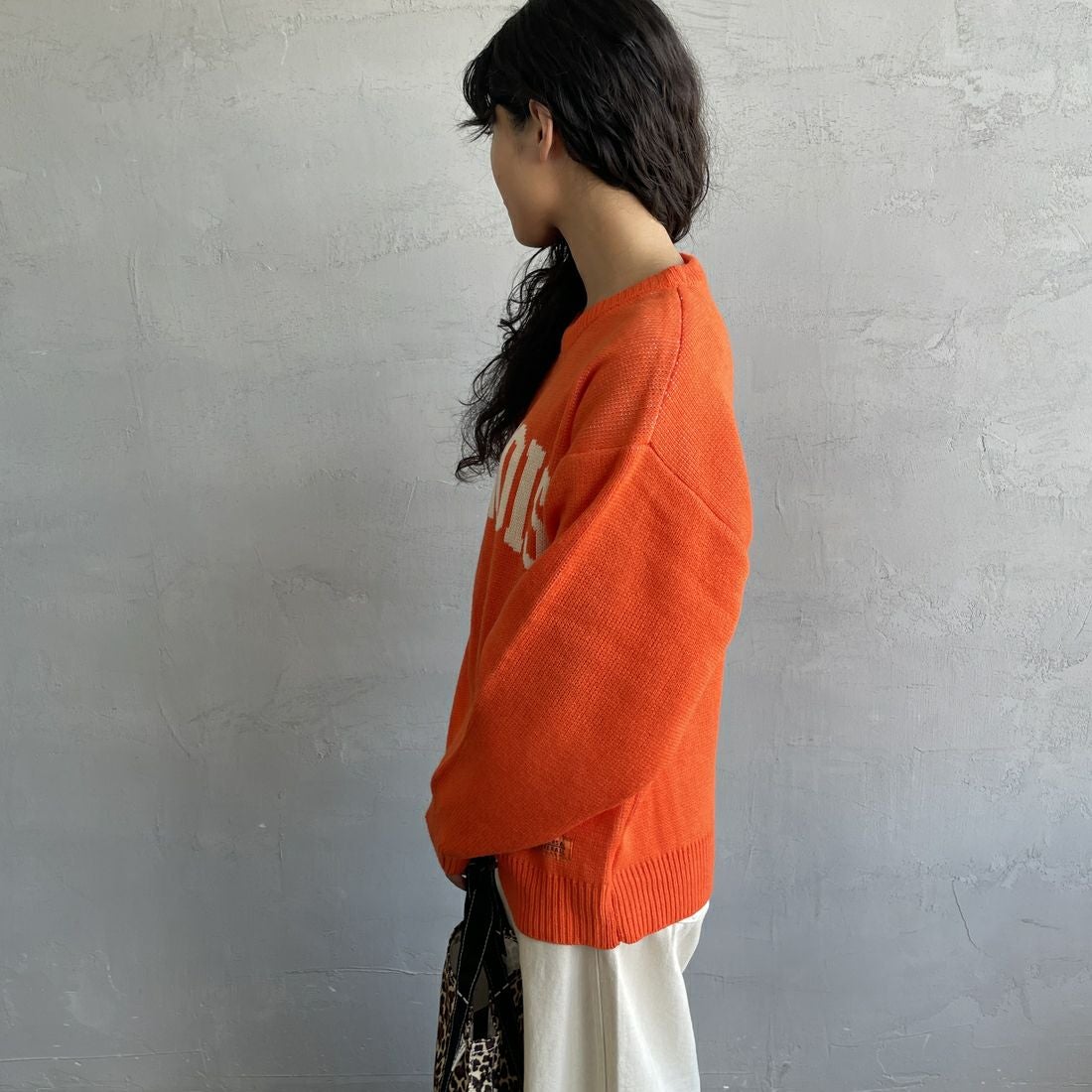 UNIVERSAL OVERALL [ユニバーサルオーバーオール] 別注 カレッジロゴニットセーター [U2533301IN-JF] ORANGE &&モデル身長：162cm 着用サイズ：S&&