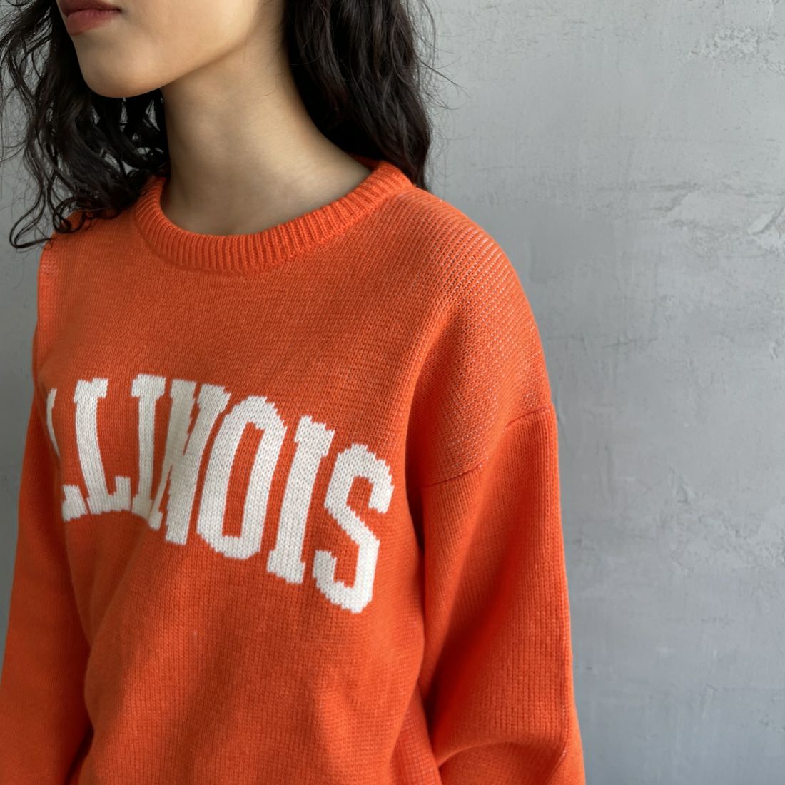 UNIVERSAL OVERALL [ユニバーサルオーバーオール] 別注 カレッジロゴニットセーター [U2533301IN-JF] ORANGE &&モデル身長：162cm 着用サイズ：S&&