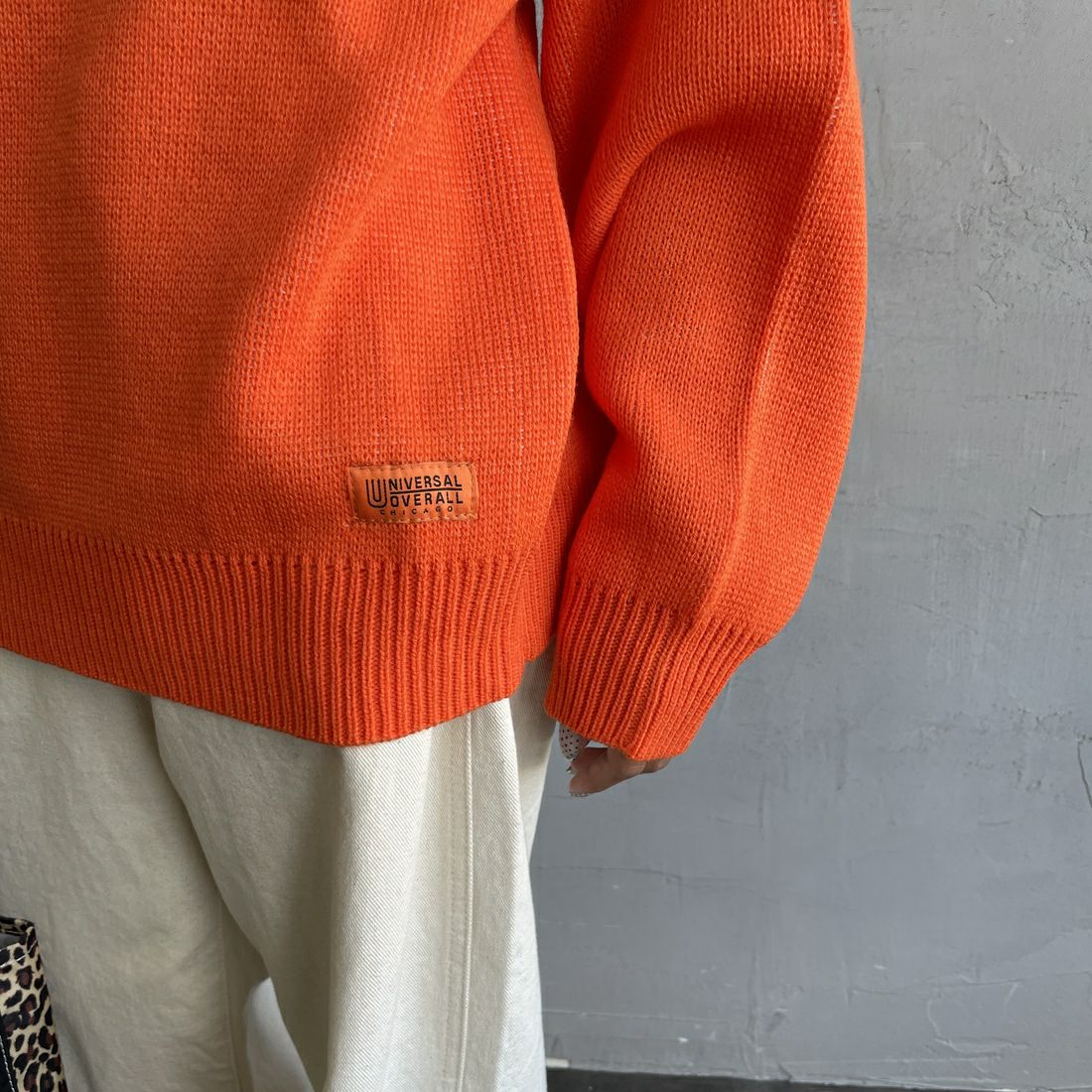 UNIVERSAL OVERALL [ユニバーサルオーバーオール] 別注 カレッジロゴニットセーター [U2533301IN-JF] ORANGE &&モデル身長：162cm 着用サイズ：S&&