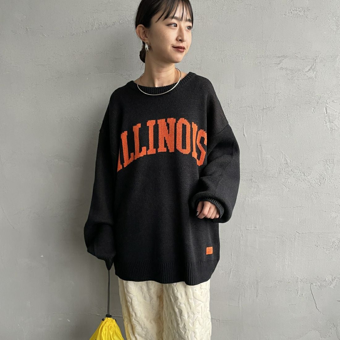 UNIVERSAL OVERALL [ユニバーサルオーバーオール] 別注 カレッジロゴニットセーター [U2533301IN-JF] BLACK &&モデル身長：150cm 着用サイズ：S&&