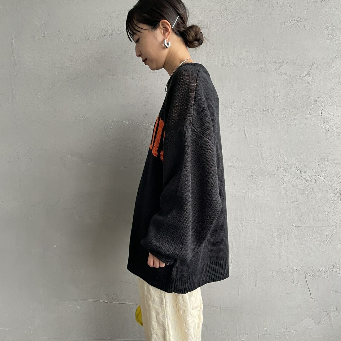 UNIVERSAL OVERALL [ユニバーサルオーバーオール] 別注 カレッジロゴニットセーター [U2533301IN-JF] BLACK &&モデル身長：150cm 着用サイズ：S&&