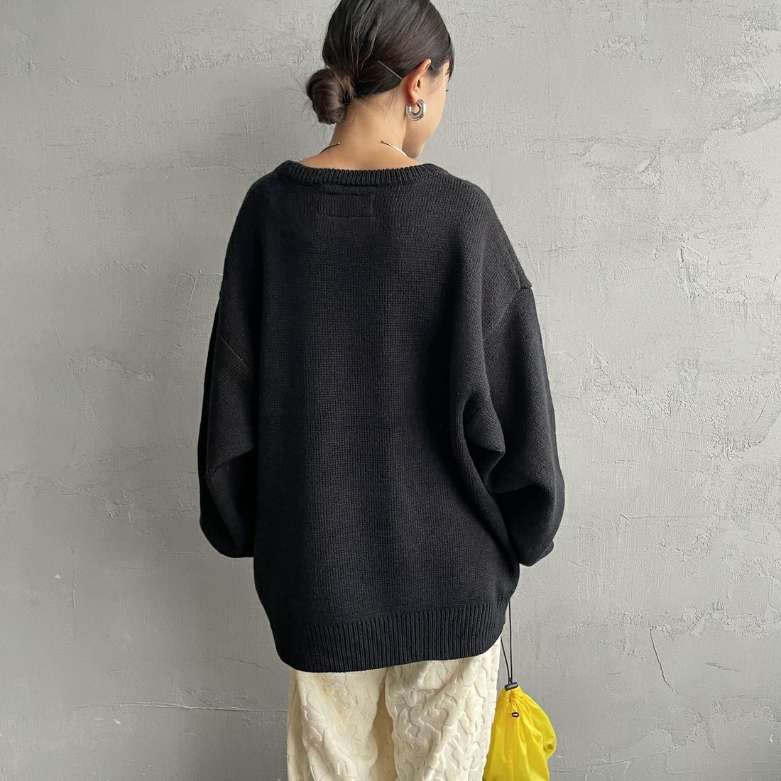 UNIVERSAL OVERALL [ユニバーサルオーバーオール] 別注 カレッジロゴニットセーター [U2533301IN-JF] BLACK &&モデル身長：150cm 着用サイズ：S&&