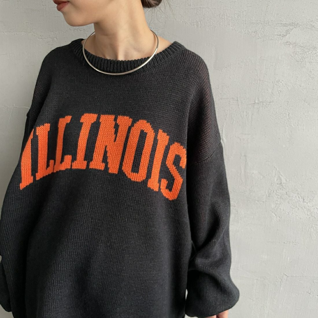 UNIVERSAL OVERALL [ユニバーサルオーバーオール] 別注 カレッジロゴニットセーター [U2533301IN-JF] BLACK &&モデル身長：150cm 着用サイズ：S&&