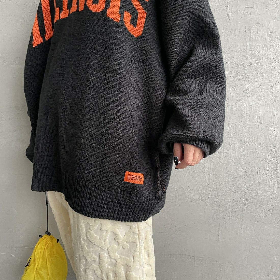 UNIVERSAL OVERALL [ユニバーサルオーバーオール] 別注 カレッジロゴニットセーター [U2533301IN-JF] BLACK &&モデル身長：150cm 着用サイズ：S&&