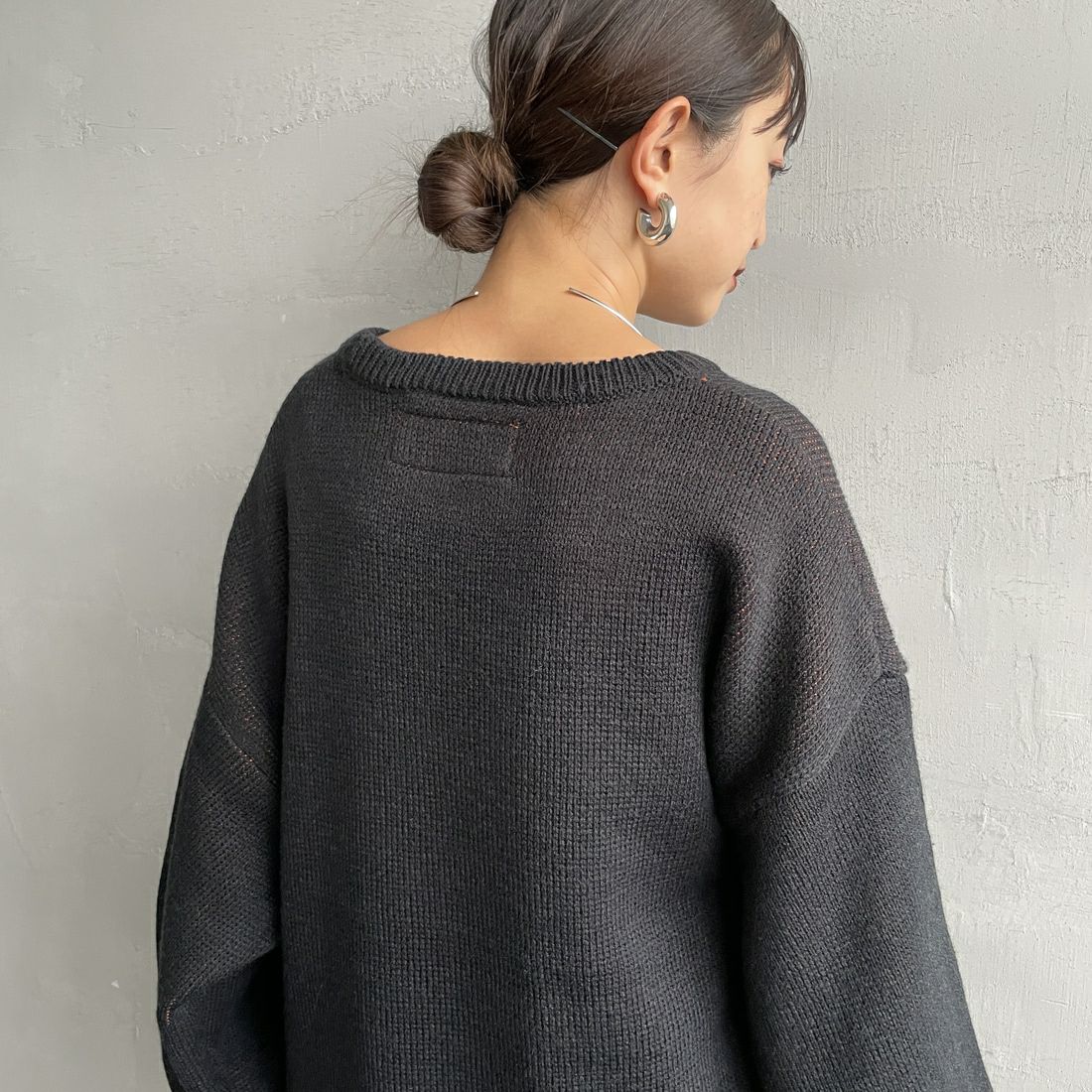 UNIVERSAL OVERALL [ユニバーサルオーバーオール] 別注 カレッジロゴニットセーター [U2533301IN-JF] BLACK &&モデル身長：150cm 着用サイズ：S&&